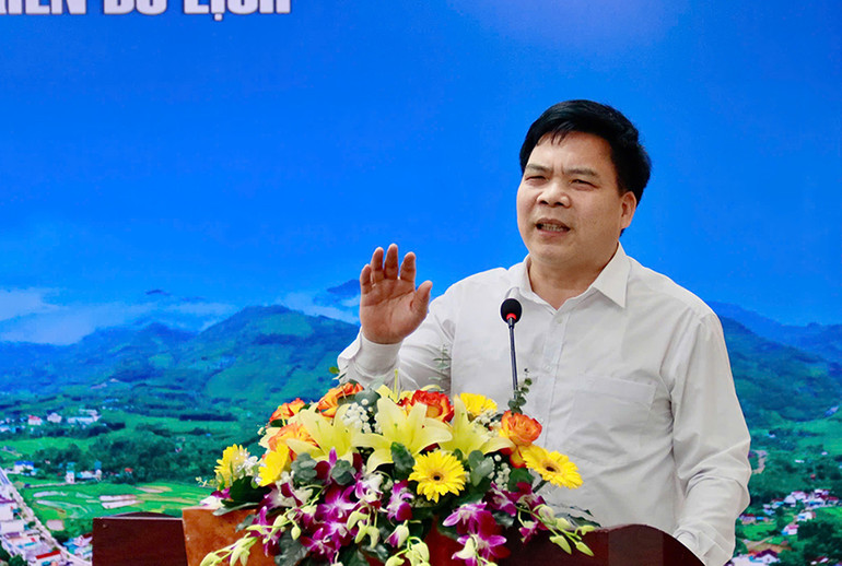 Phó Vụ trưởng Tuyên truyền (Ủy ban Dân tộc) Đinh Xuân Thắng trình bày tham luận Bảo tồn và phát huy lễ hội truyền thống gắn với phát triển du lịch cộng đồng trong đồng bào dân tộc thiểu số.