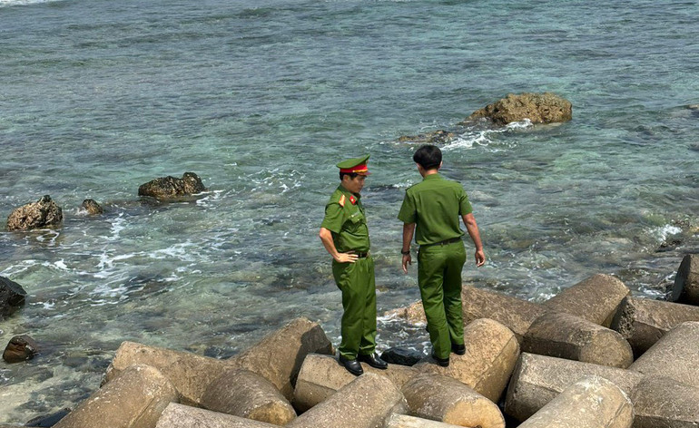 Công an huyện đảo Lý Sơn kiểm tra hiện trường khu vực bờ biển phát hiện các gói màu đen nghi ma túy.