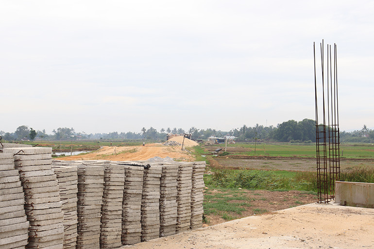 Tỉnh ủy Quảng Ngãi yêu cầu việc thi công toàn tuyến đường ven biển Dung Quất-Sa Huỳnh không được chậm trễ tiến độ, phải đảm bảo giải ngân nguồn vốn.