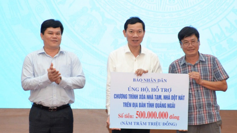 Thừa ủy quyền lãnh đạo Báo Nhân Dân, nhà báo Hiển Cừ, Trưởng Văn phòng đại diện Báo Nhân Dân tại Quảng Ngãi trao biểu trưng số tiền 500 triệu đồng ủng hộ chương trình xóa nhà tạm, nhà dột nát ở Quảng Ngãi.