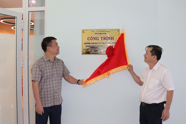 Thực hiện nghi thức gắn Công trình chào mừng 35 năm ngày Báo Quảng Ngãi ra số đầu tiên và 15 năm thành lập Báo Quảng Ngãi điện tử.