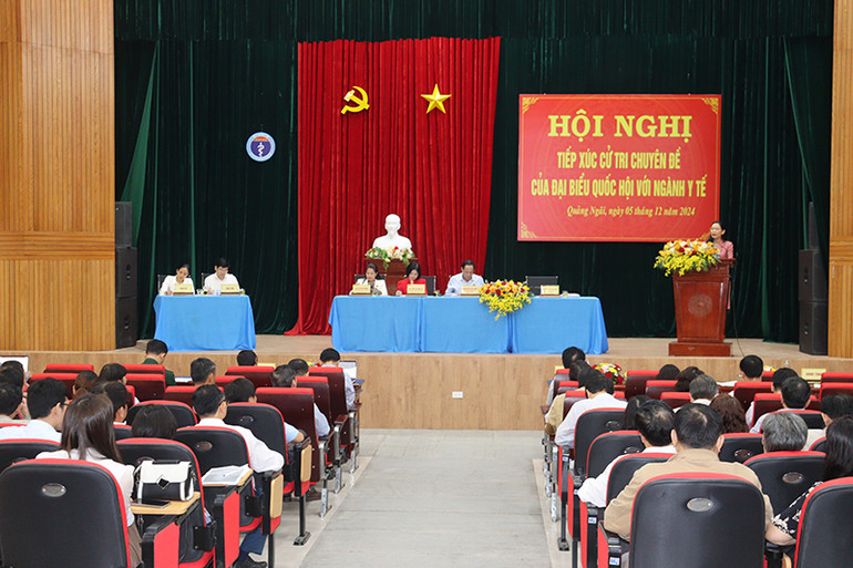 Quang cảnh buổi tiếp xúc cử tri chuyên đề của đại biểu Quốc hội với ngành y tế Quảng Ngãi.