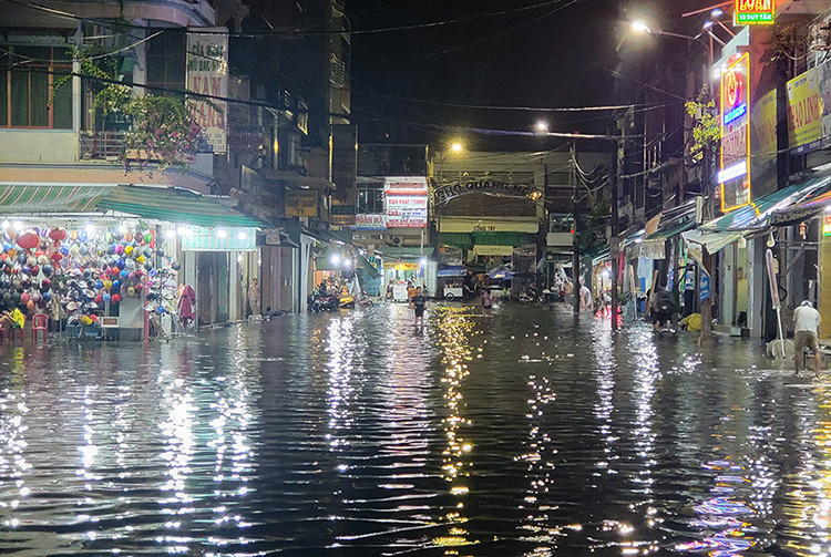Ngập úng cục bộ tại nhiều tuyến đường ở thành phố Quảng Ngãi sau trận mưa lớn vào chiều tối 13/9. Ngập úng cục bộ tại nhiều tuyến đường ở thành phố Quảng Ngãi sau trận mưa lớn vào chiều tối 13/9.