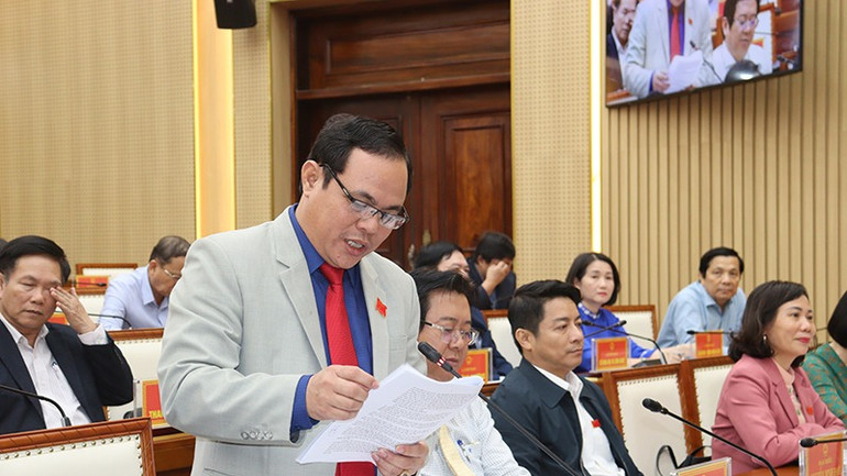 Trưởng Ban Dân tộc tỉnh Quảng Ngãi Hồ Ngọc Thịnh trả lời các chất vấn của đại biểu Hội đồng nhân tỉnh về nhóm lĩnh vực dân tộc và miền núi. Trưởng Ban Dân tộc tỉnh Quảng Ngãi Hồ Ngọc Thịnh trả lời các chất vấn của đại biểu Hội đồng nhân tỉnh về nhóm lĩnh vực dân tộc và miền núi.