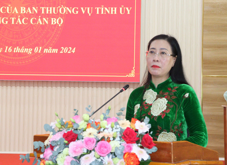 Đồng chí Bùi Thị Quỳnh Vân, Ủy viên Trung ương Đảng, Bí thư Tỉnh ủy, Chủ tịch Hội đồng nhân dân tỉnh Quảng Ngãi phát biểu tại Hội nghị.