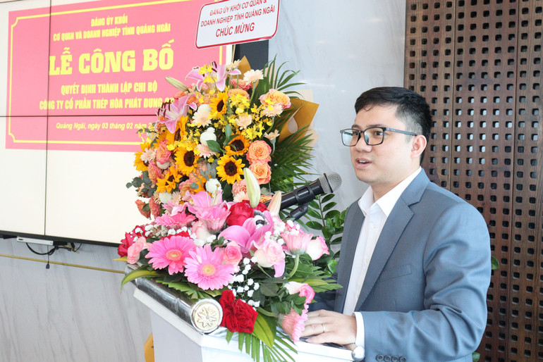 Tân Bí thư Chi bộ Công ty cổ phần thép Hòa Phát Dung Quất Lưu Thanh Tùng phát biểu nhận nhiệm vụ.