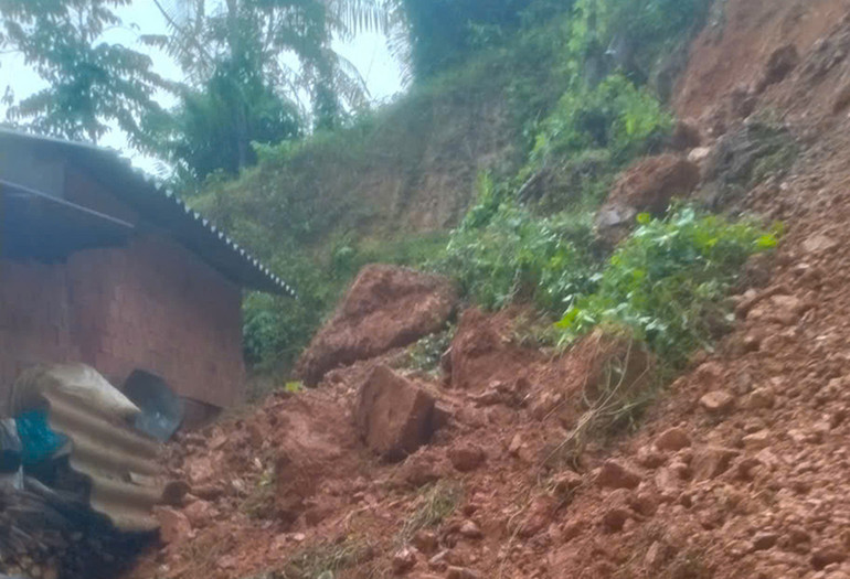 Sạt lở đất gây hư hỏng 3 nhà dân ở xã Ba Giang và Ba Vinh, huyện miền núi Ba Tơ.