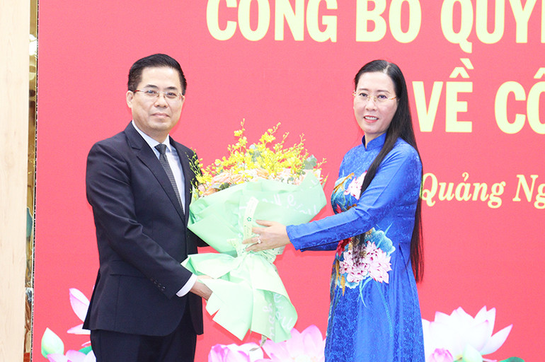 Ủy viên Trung ương Đảng, Bí thư Tỉnh ủy, Chủ tịch Hội đồng nhân dân tỉnh Quảng Ngãi Bùi Thị Quỳnh Vân tặng hoa chúc mừng tân Phó Bí thư Tỉnh ủy Quảng Ngãi Nguyễn Hoàng Giang.