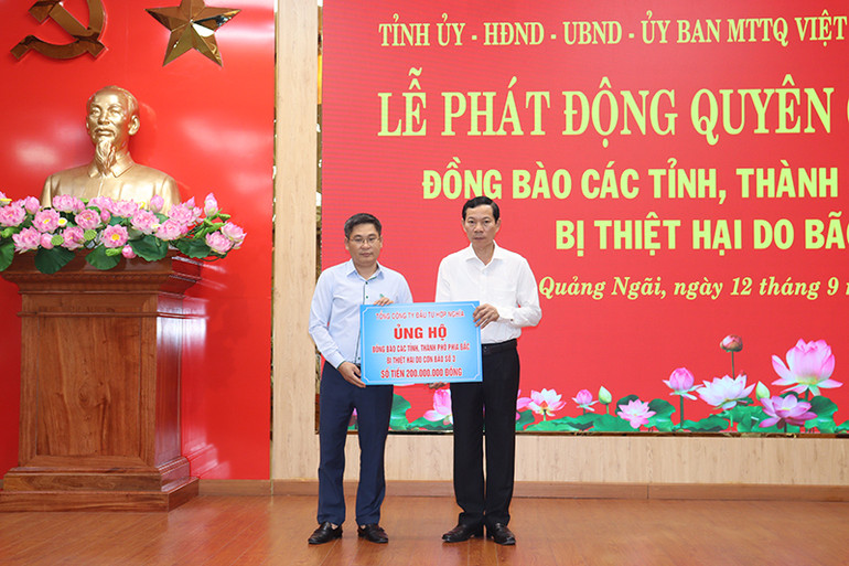 Lãnh đạo Tổng Công ty Đầu tư Hợp Nghĩa trao biểu trưng ủng hộ 200 triệu đồng giúp đồng bào các tỉnh phía Bắc bị thiệt hại do bão số 3 gây ra.