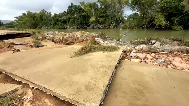 Một đoạn tuyến kè sông Trà Câu bị hư hỏng do lũ lớn gây ra.