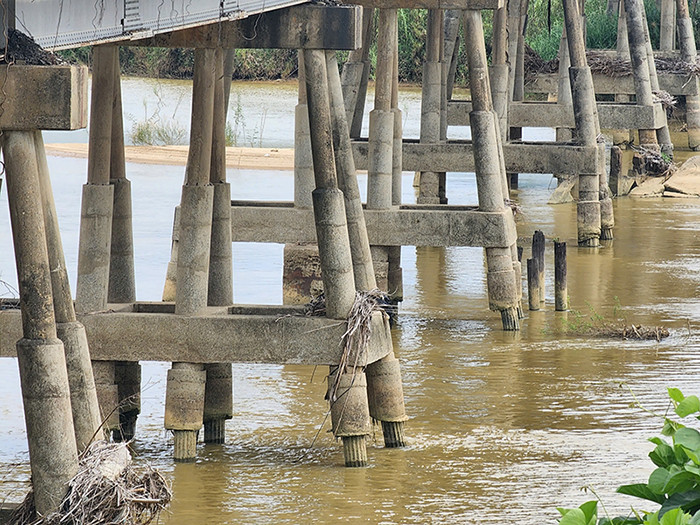 Do được xây dựng từ năm 1964 nên hiện cầu Trà Khúc 1 đã bị xuống cấp.