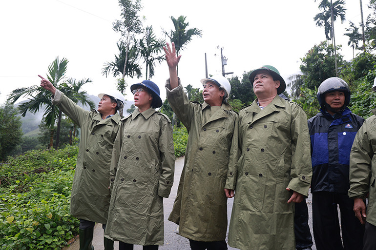 Bí thư Tỉnh ủy Quảng Ngãi Bùi Thị Quỳnh Vân kiểm tra khu vực có nguy cơ sạt lở núi ở thôn Nguyên, xã Trà Hiệp.