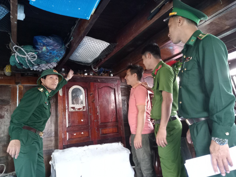 Lực lượng chức năng tỉnh Quảng Ngãi kiểm tra an toàn phòng cháy, chữa cháy trên tàu cá neo đậu tại các cảng cá.