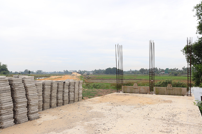 Ban Thường vụ Tỉnh ủy Quảng Ngãi yêu cầu việc thi công toàn tuyến dự án đường ven biển Dung Quất-Sa Huỳnh không được chậm trễ tiến độ đề ra.