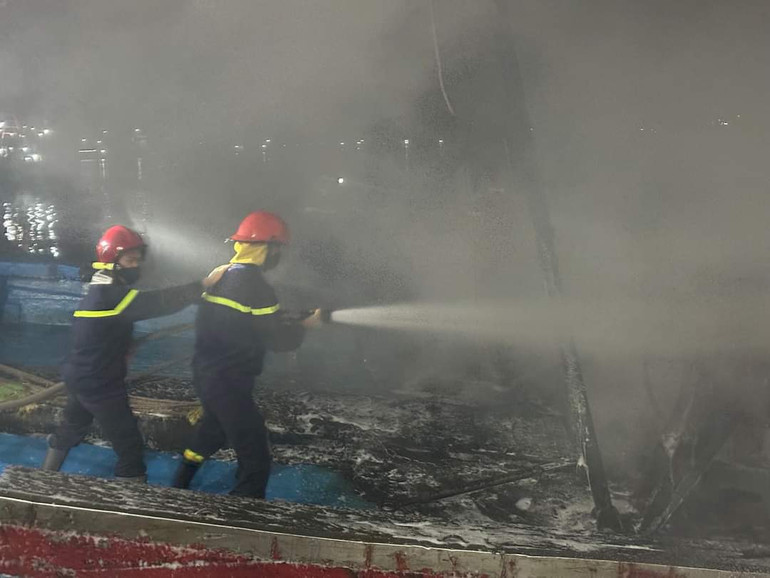 Lực lượng Cảnh sát phòng cháy, chữa cháy Công an tỉnh Quảng Ngãi nỗ lực dập tắt đám cháy trên 2 tàu cá.