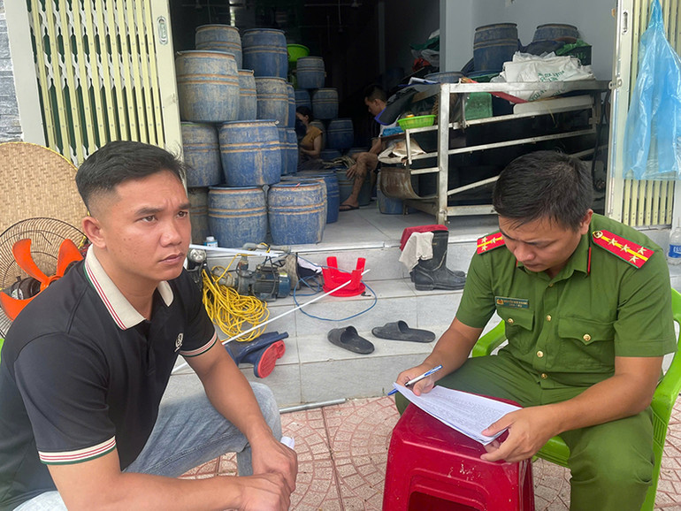 Công an thành phố Quảng Ngãi lập biên bản đối với chủ cơ sở sản xuất giá đỗ Vũ Văn Tuấn về hành vi sử dụng hóa chất kích thích tăng trưởng.