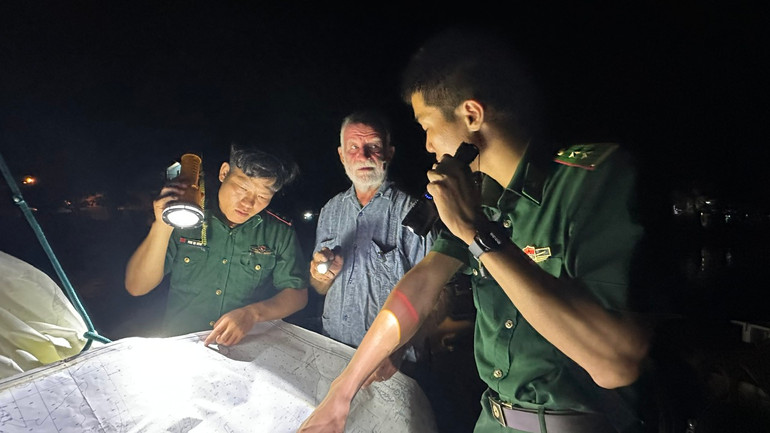 Ông Quinn Richard Anthony làm việc với cán bộ, chiến sĩ Đồn Biên phòng Sa Huỳnh. Ông Quinn Richard Anthony làm việc với cán bộ, chiến sĩ Đồn Biên phòng Sa Huỳnh.