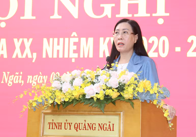 Đồng chí Bùi Thị Quỳnh Vân, Ủy viên Trung ương Đảng, Bí thư Tỉnh ủy, Chủ tịch Hội đồng nhân dân tỉnh Quảng Ngãi phát biểu tại Hội nghị.
