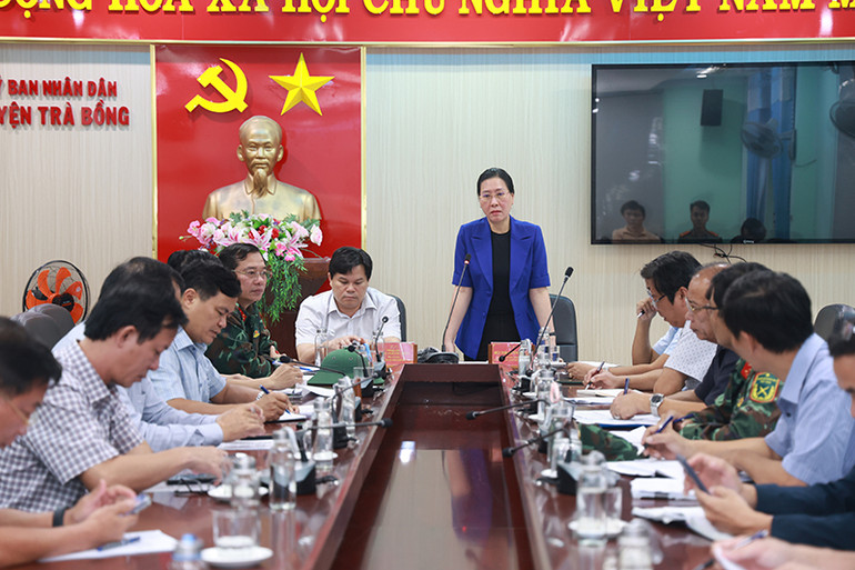 Làm việc với huyện Trà Bồng, Bí thư Tỉnh ủy Quảng Ngãi đánh giá sự cao chủ động của huyện trong việc xây dựng cụ thể các phương án sơ tán, di dời dân nằm trong vùng nguy cơ sạt lở.