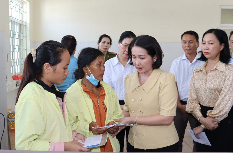 Lãnh đạo nhiều sở, ngành đến thăm động viên và trao quà hỗ trợ cho gia đình 2 cháu.