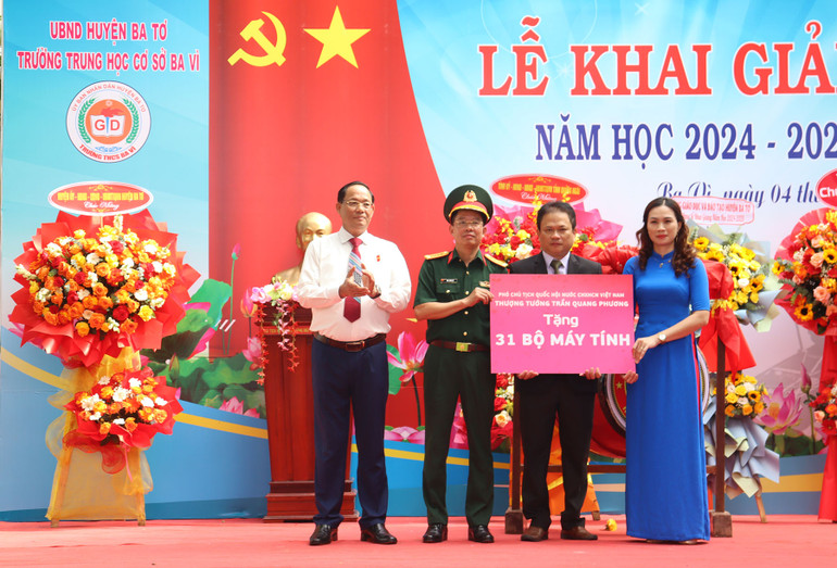 Phó Chủ tịch Quốc hội Trần Quang Phương trao tặng 31 bộ máy tính cho Trường trung học cơ sở Ba Vì.