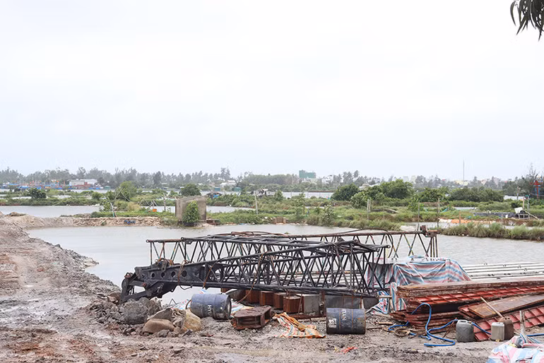 Do vướng mặt bằng nên nên nhà thầu chưa thể triển khai thi công các hạng mục chính dự án mở rộng cảng neo trú tàu thuyền Tịnh Hòa.