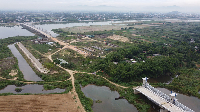 Vướng mặt bằng khiến việc thi công dự án đập dâng hạ lưu sông Trà Khúc bị ngưng trệ.