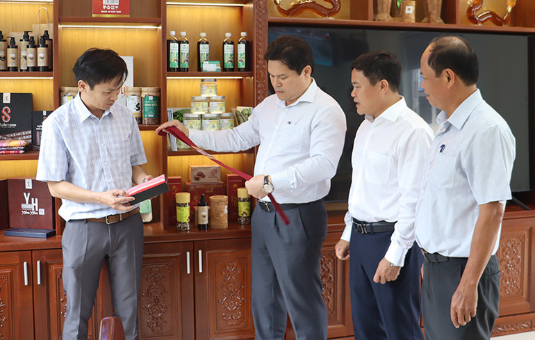 Cà vạt thổ cẩm Làng Teng đạt chứng nhận OCOP 4 sao cấp tỉnh.