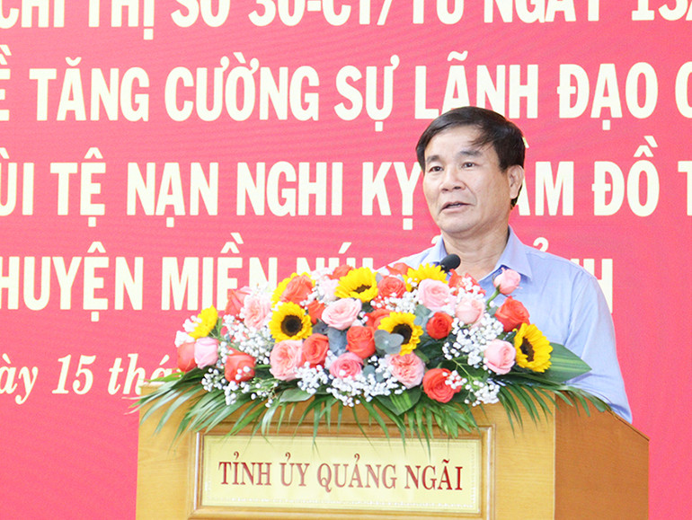 Bí thư Huyện ủy Sơn Tây Lê Văn Tùng phát biểu chia sẻ kinh nghiệm và đề xuất các giải pháp ngăn chặn hủ tục nghi kỵ “cầm đồ thuốc độc”.