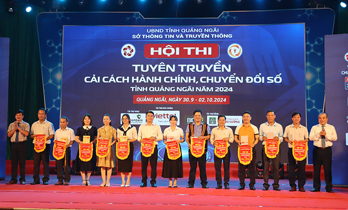 Trao cờ lưu niệm cho các đơn vị dự thi.