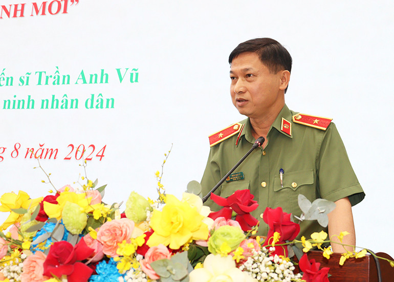 Thiếu tướng, Phó Giáo sư, Tiến sĩ Trần Anh Vũ, Phó Giám đốc Học viện An ninh nhân dân trình bày tham luận tại Hội thảo.