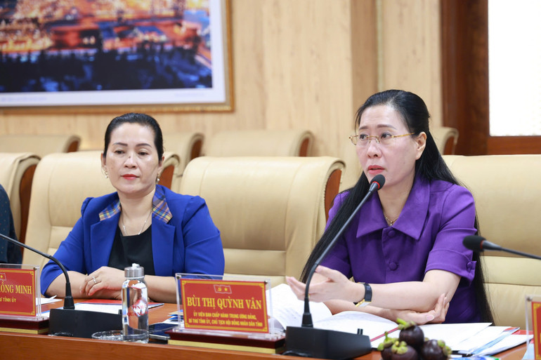 Ủy viên Trung ương Đảng, Bí thư Tỉnh ủy, Chủ tịch Hội đồng nhân dân tỉnh Quảng Ngãi Bùi Thị Quỳnh Vân phát biểu ý kiến yêu cầu các cấp ủy, tổ chức đảng và lãnh đạo các địa phương, cơ quan, đơn vị cần thực hiện nghiêm túc Thông báo kết luận của Ban Bí thư và Công văn của Tỉnh ủy Quảng Ngãi về việc mua, đọc báo, tạp chí của Đảng. Ủy viên Trung ương Đảng, Bí thư Tỉnh ủy, Chủ tịch Hội đồng nhân dân tỉnh Quảng Ngãi Bùi Thị Quỳnh Vân phát biểu ý kiến yêu cầu các cấp ủy, tổ chức đảng và lãnh đạo các địa phương, cơ quan, đơn vị cần thực hiện nghiêm túc Thông báo kết luận của Ban Bí thư và Công văn của Tỉnh ủy Quảng Ngãi về việc mua, đọc báo, tạp chí của Đảng.