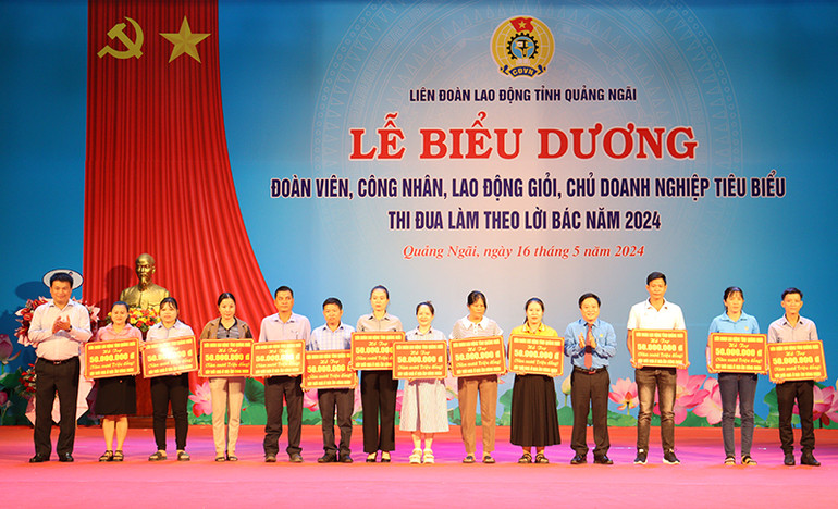 Trao biểu trưng hỗ trợ xây nhà "Mái ấm Công đoàn" cho đoàn viên, công nhân lao động nghèo khó khăn về nhà ở.