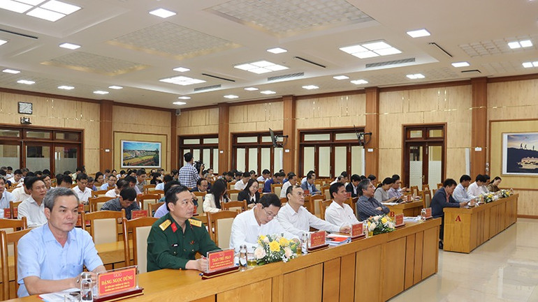 Các đại biểu tham gia nghiên cứu, quán triệt các văn bản của Trung ương.