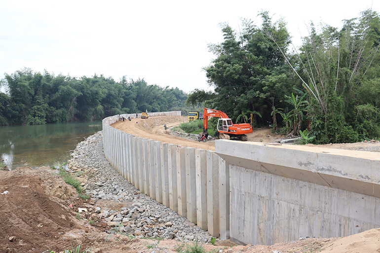 Vướng mặt bằng nên kè chống sạt lở kết hợp tạo quỹ đất bờ bắc sông Trà Khúc, đoạn qua xã Tịnh Long và Tịnh Khê, thành phố Quảng Ngãi hiện việc thi công mới chỉ đạt 51,7% giá trị hợp đồng.