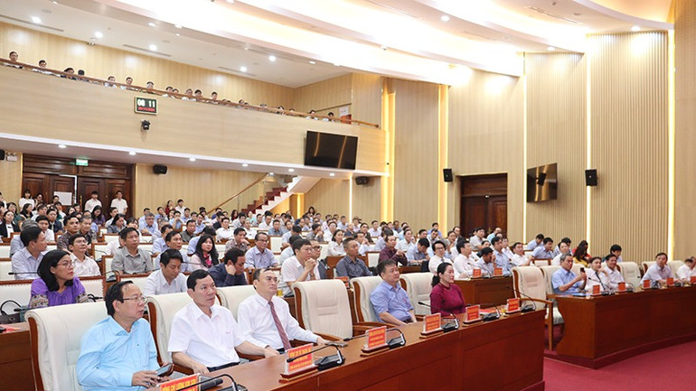 Các học viên tham gia lớp bồi dưỡng, cập nhật kiến thức.