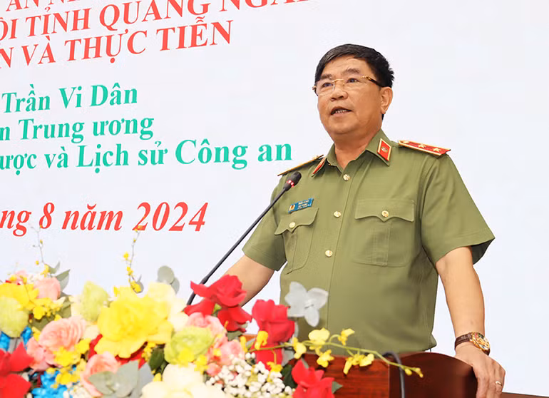 Trung tướng, Phó Giáo sư, Tiến sĩ Trần Vi Dân, Ủy viên Hội đồng Lý luận Trung ương, Cục trưởng Cục Khoa học, chiến lược và lịch sử Công an-Bộ Công an báo cáo đề dẫn tại Hội thảo.