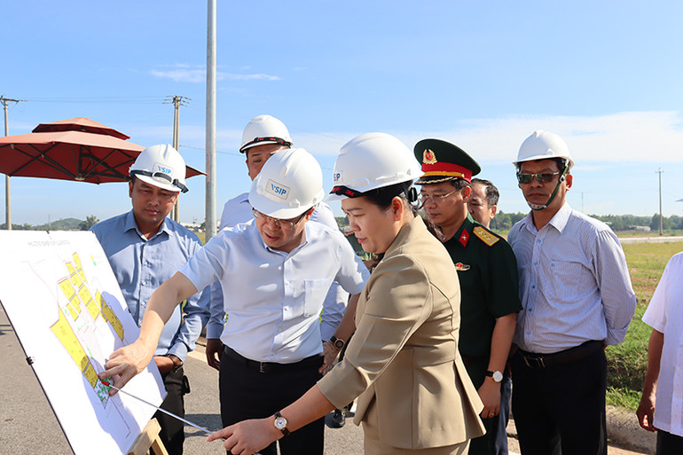 Chủ tịch Ủy ban nhân dân tỉnh Quảng Ngãi thị sát các phân khu chức năng của KCN VSIP Quảng Ngãi.