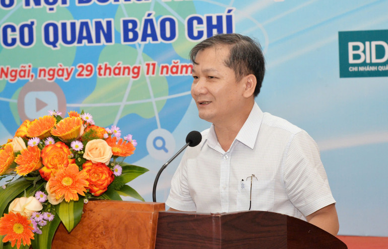 Tổng Biên tập Báo Quảng Ngãi Nguyễn Phú Đức trình bày tham luận tại Hội thảo.