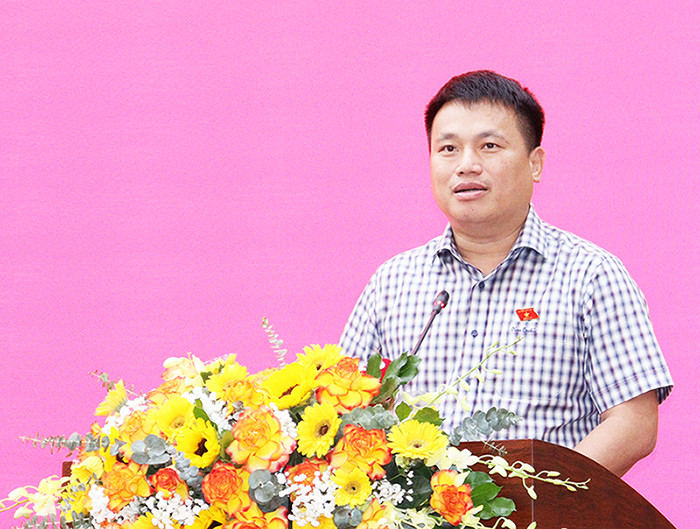 Đồng chí Đặng Ngọc Huy, Phó Bí thư Thường trực Tỉnh ủy, Trưởng Đoàn đại biểu Quốc hội tỉnh Quảng Ngãi phát biểu tại buổi tiếp xúc cử tri là ngư dân.