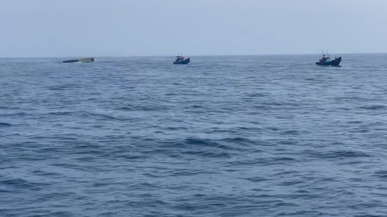 Tàu cá đang hoạt động tại khu vực xảy ra tai nạn chìm sà lan LA-06883 hỗ trợ tìm kiếm thuyền viên.