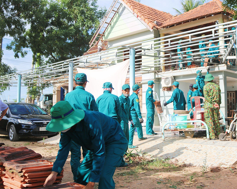 Thị xã Đức Phổ huy động các lực lượng tham gia giúp người dân nằm trong vùng dự án tháo dỡ nhà cửa.
