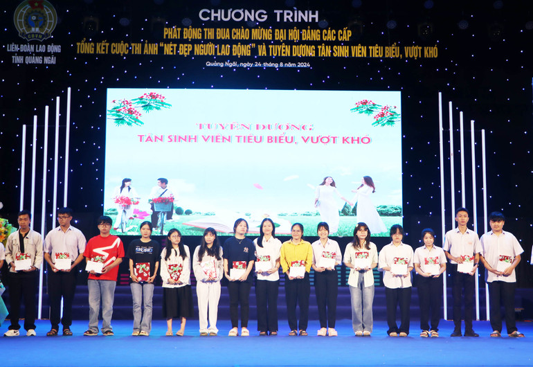 Tặng quà cho tân sinh viên tiêu biểu, vượt khó là con của đoàn viên, công nhân viên chức lao động.