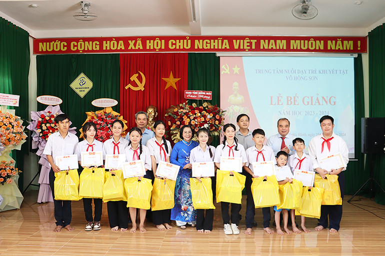 Trao thưởng và tặng quà cho các em đạt thành tích cao trong học tập.