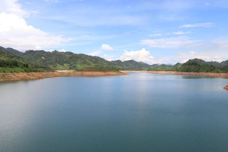 Hồ chứa nước Nước Trong ở huyện miền núi Sơn Hà có nhiều tiềm năng để phát triển du lịch sinh thái.