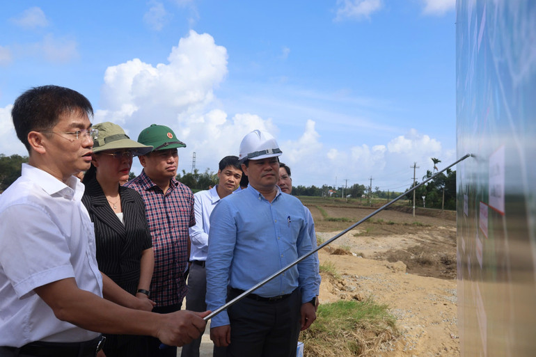 Bí thư Tỉnh ủy Quảng Ngãi Bùi Thị Quỳnh Vân nghe lãnh đạo Thị ủy Đức Phổ báo cáo phương án xây kè kiên cố chống sạt lở sông Trà Câu. Bí thư Tỉnh ủy Quảng Ngãi Bùi Thị Quỳnh Vân nghe lãnh đạo Thị ủy Đức Phổ báo cáo phương án xây kè kiên cố chống sạt lở sông Trà Câu.