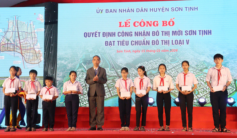 Trao quà cho học sinh nghèo vượt khó học tập ở các trường trung học cơ sở trên địa bàn huyện Sơn Tịnh.