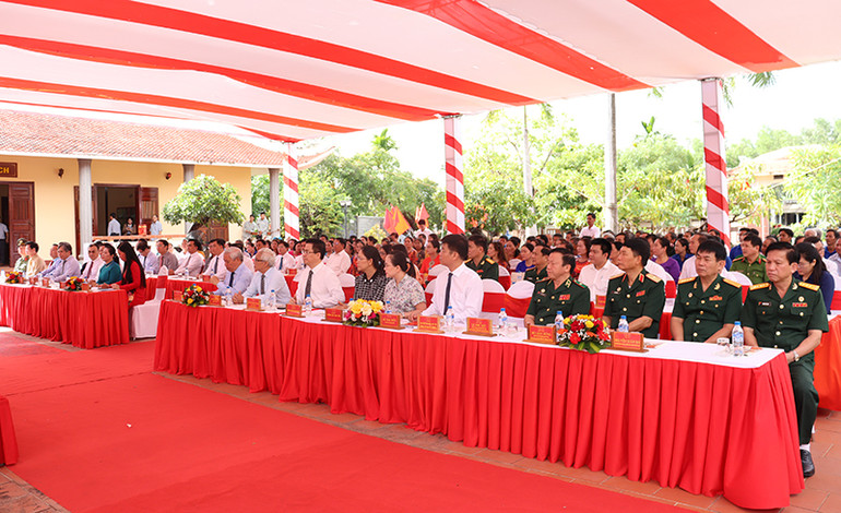 Các đại biểu tham dự buổi lễ.