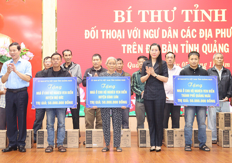 Trao biểu trưng tặng nhà đại đoàn kết cho ngư dân nghèo có hoàn cảnh khó khăn.