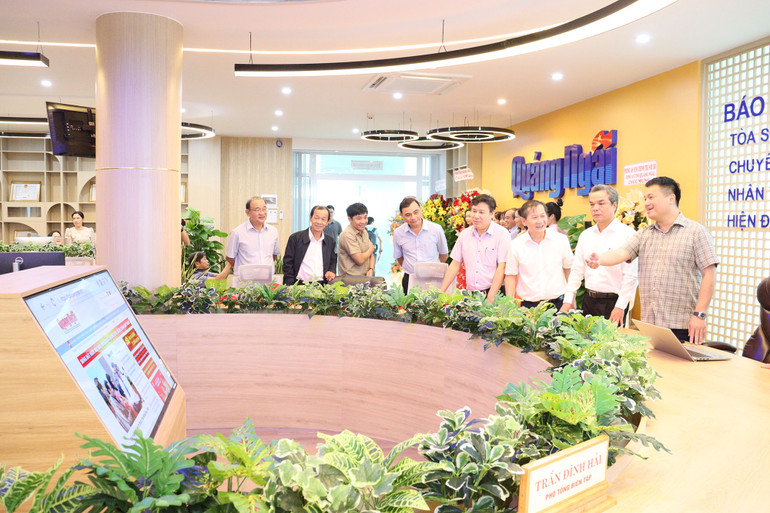 Các đại biểu tham quan tòa soạn hội tụ Báo Quảng Ngãi.